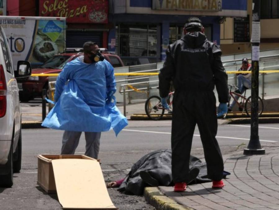 FOTOS: Al menos 19 personas mueren en casas y calles de Quito en medio de la pandemia