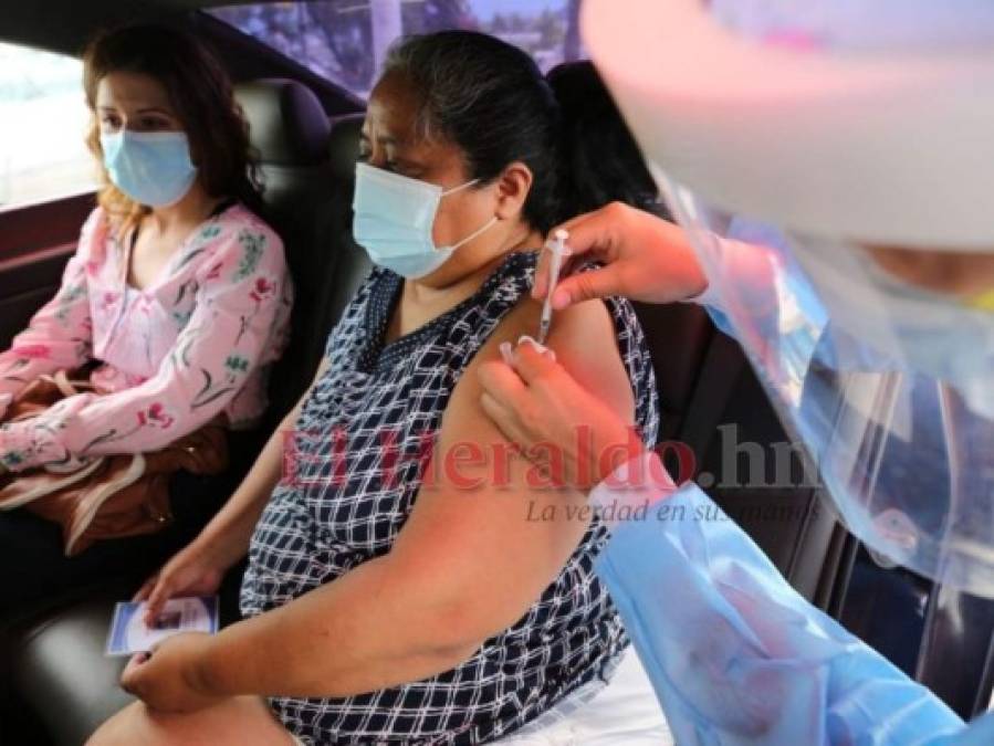 FOTOS: Siguen desbordados los centros de vacunación en la capital