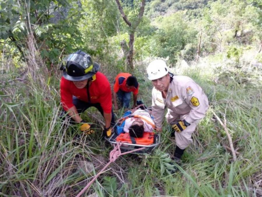 FOTOS: Las imágenes que dejó la caída de un vehículo a un abismo de La Paz