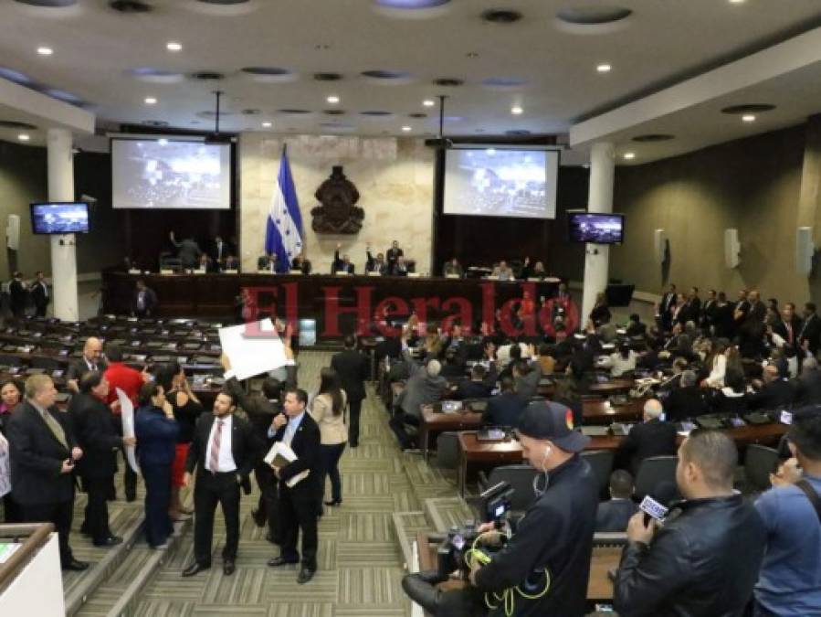 Así fue la protesta de los diputados de Libre en la sesión del Congreso Nacional este jueves