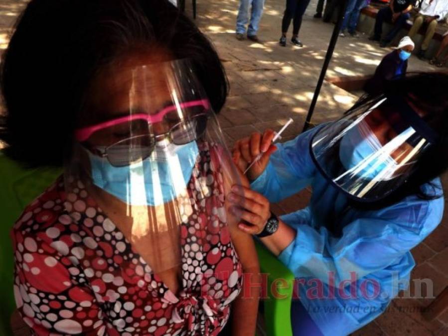 En orden y sentados, Ojojona vacuna a sus abuelitos con dosis donadas por El Salvador (FOTOS)