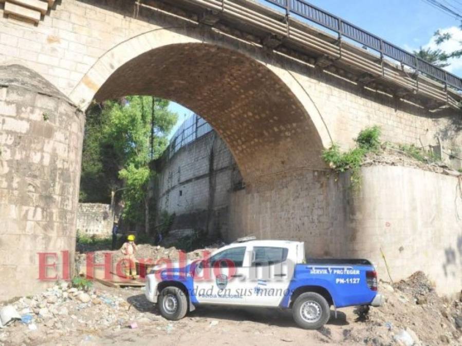 Entre maleza, una Biblia y basura hallan a un hombre muerto en la capital (FOTOS)