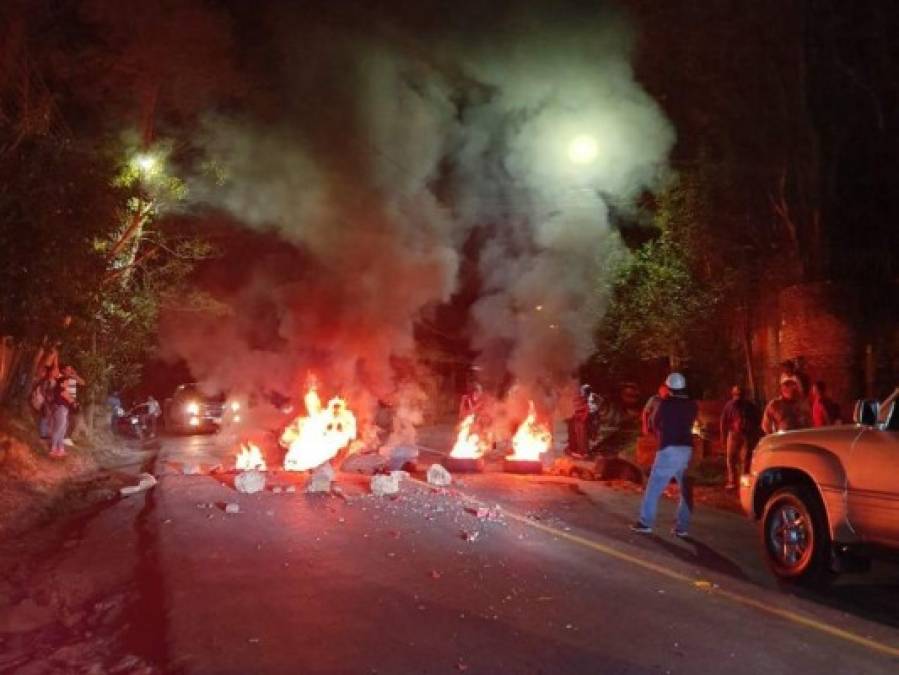 FOTOS: Quema de llantas, caos vial y protestas se reporta la noche de este miércoles en la capital de Honduras