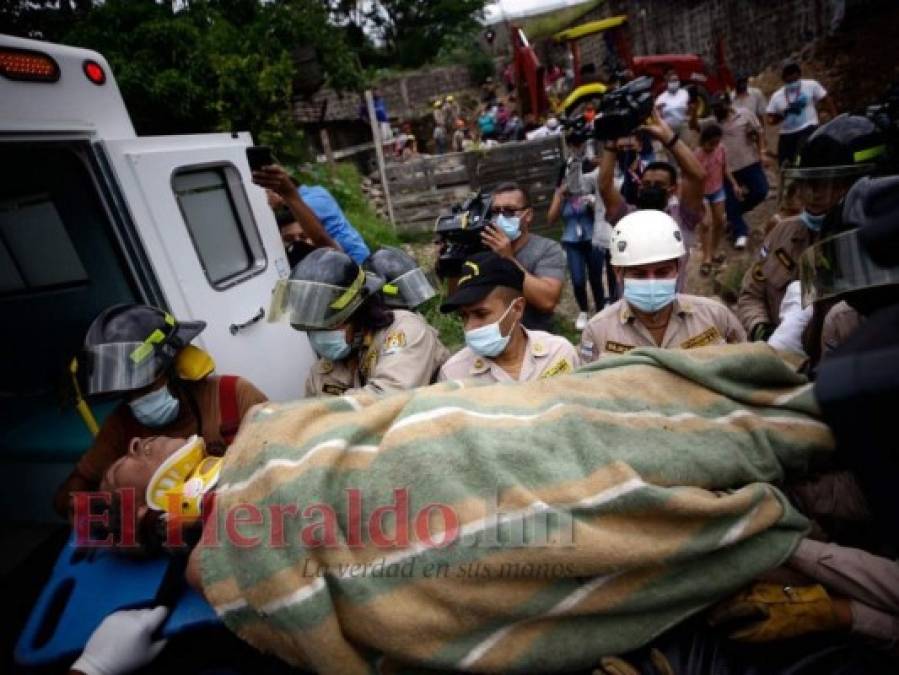 Las dramáticas imágenes del rescate de dos soterrados en Las Acacias