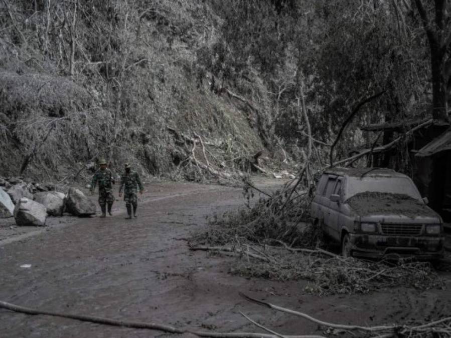 Barro, cenizas y desolación a la sombra del volcán Semeru en Indonesia (Fotos)