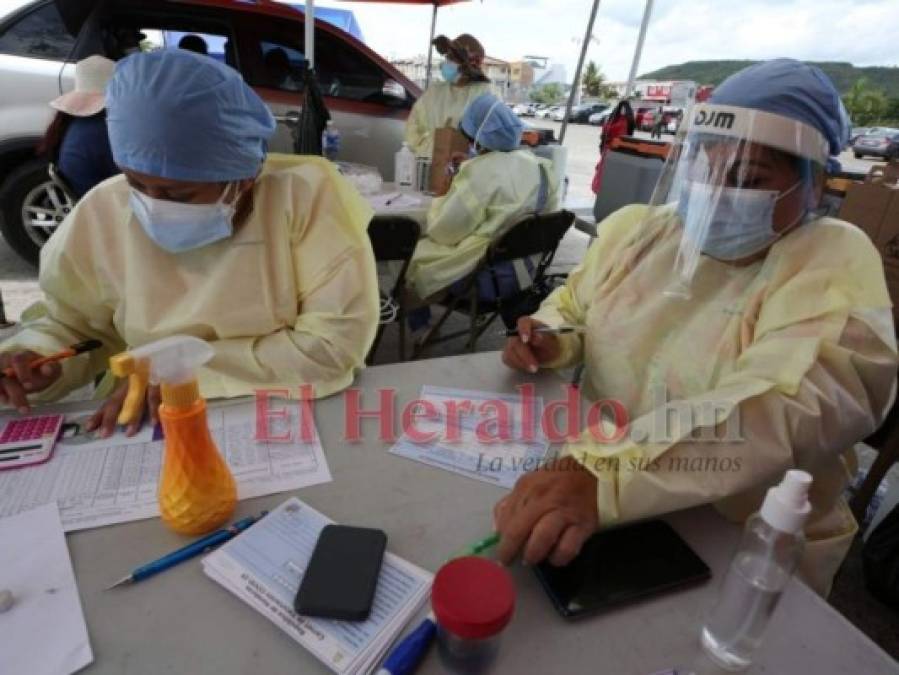FOTOS: Siguen desbordados los centros de vacunación en la capital