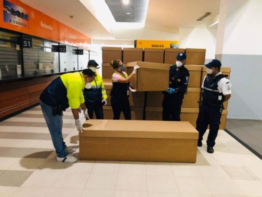 FOTOS. En ataúdes de cartón Ecuador entierra a sus muertos por coronavirus