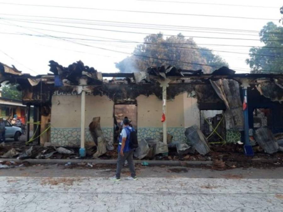 Dolorosas imágenes del incendio que arrasó varios negocios en mercado de Choluteca