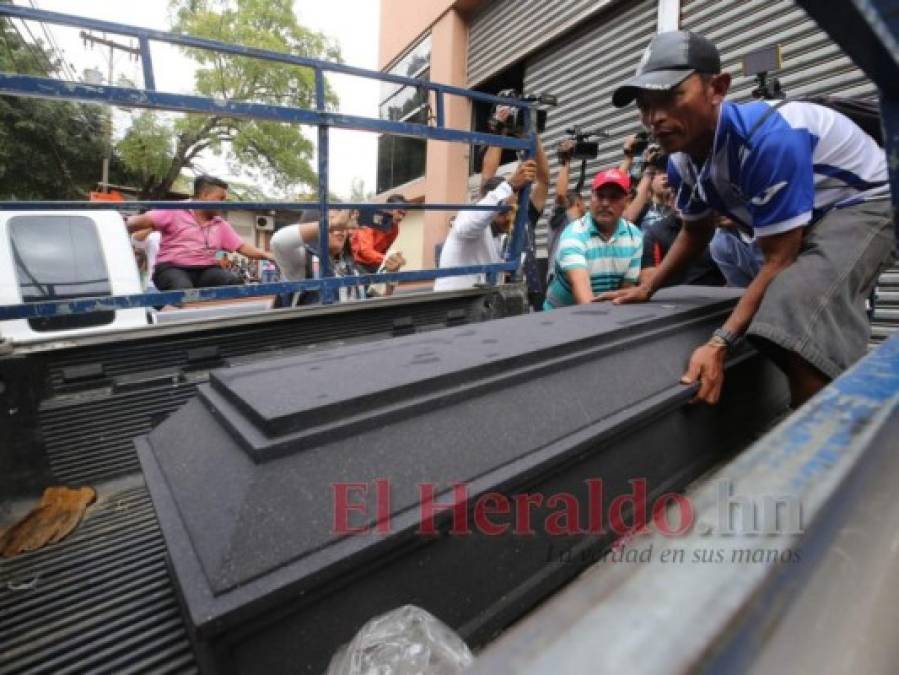 FOTOS: Familiares de reos asesinados en cárcel La Tolva reclaman cuerpos de la morgue