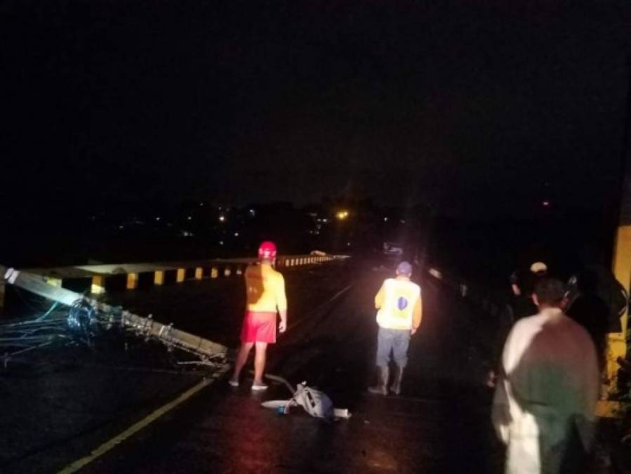 Derrumbes, puentes caídos y hundimiento de carreteras, los estragos que provoca Eta en Honduras
