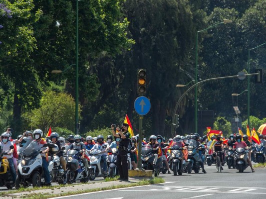 Miles de españoles protestan en carro contra el gobierno por gestión de la pandemia