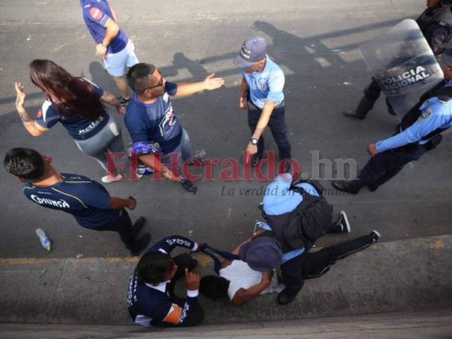 Fotos: Barras y policías se enfrentan frente al estadio en partido Motagua vs Marathón