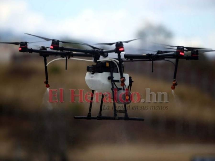 FOTOS: Con drones rocían desinfectante en varias zonas de la capital