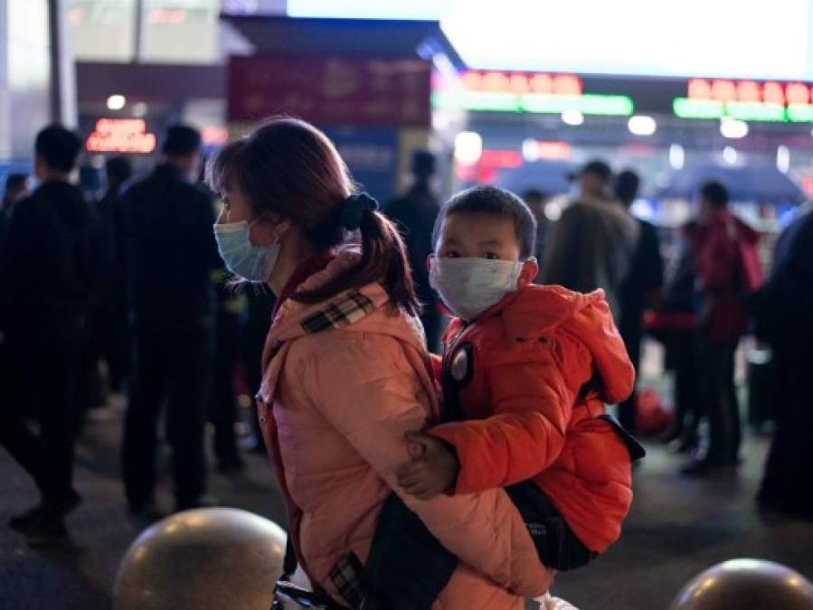 FOTOS: Miles de pasajeros abandonan Wuhan tras el fin del confinamiento
