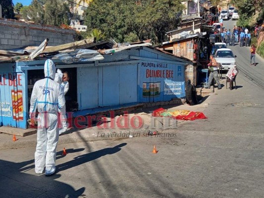 FOTOS: Luto y llanto en escena de masacre en la Villa Nueva