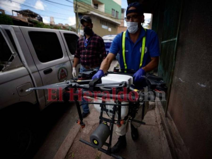 FOTOS: Con drones rocían desinfectante en varias zonas de la capital