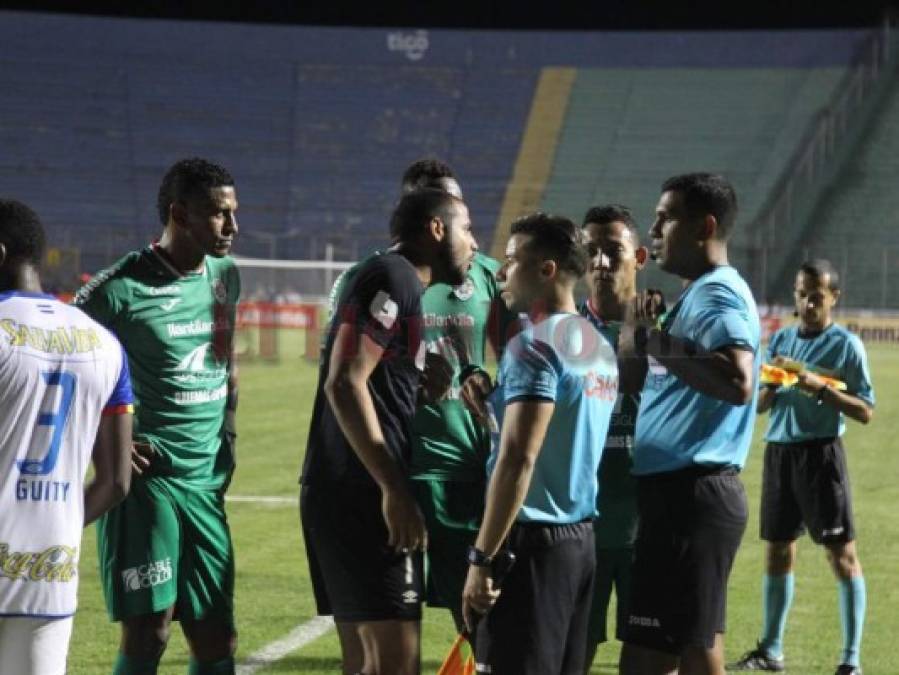 FOTOS: Así fue el zafarrancho entre jugadores de Olimpia y Marathón que dejó cuatro expulsados en el clásico