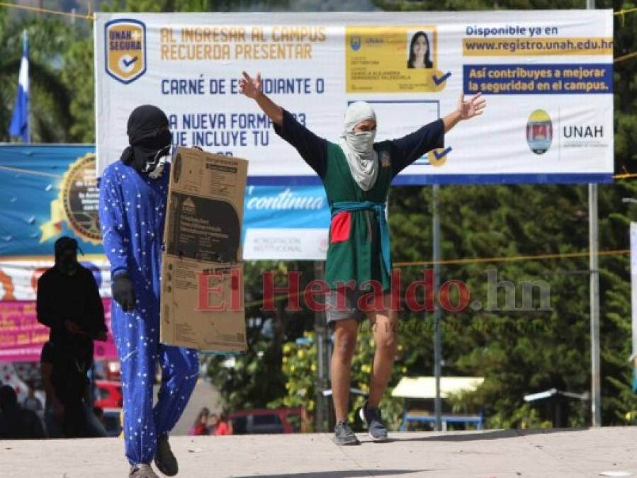 FOTOS: Encapuchados en pijama se enfrentan a policías en la UNAH