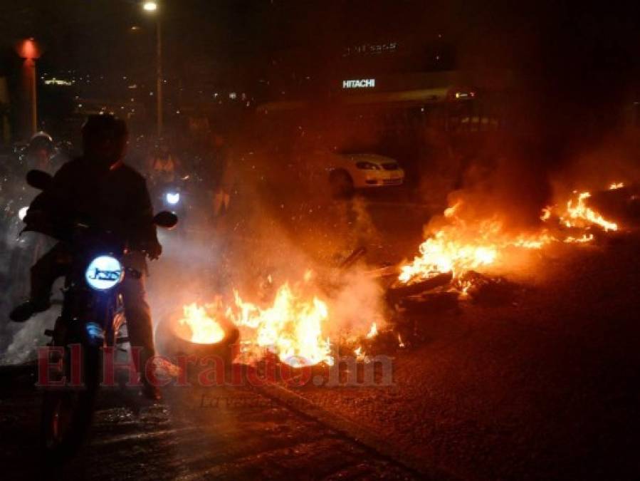 Las imágenes más impactantes de las tomas, saqueos y caos vial en la capital y varias zonas de Honduras