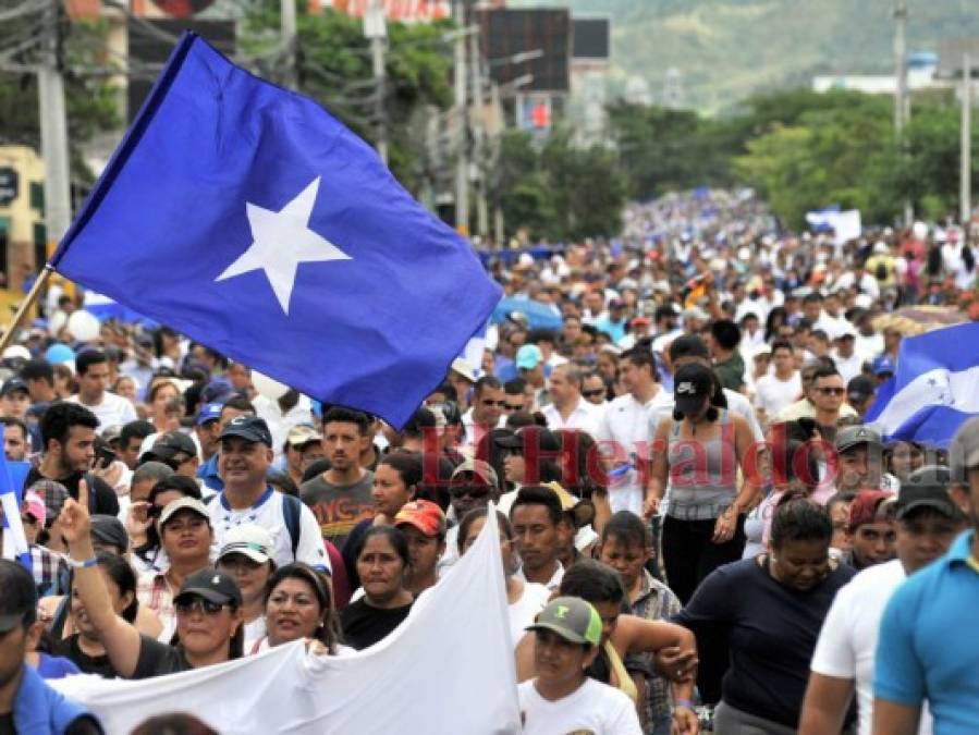 FOTOS: Así fue la nutrida marcha en apoyo a Juan Orlando Hernández