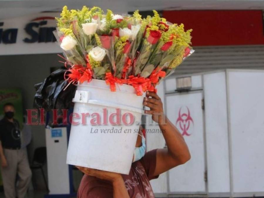 Capitalinos se aprestan a celebrar el Día del Amor y la Amistad (FOTOS)