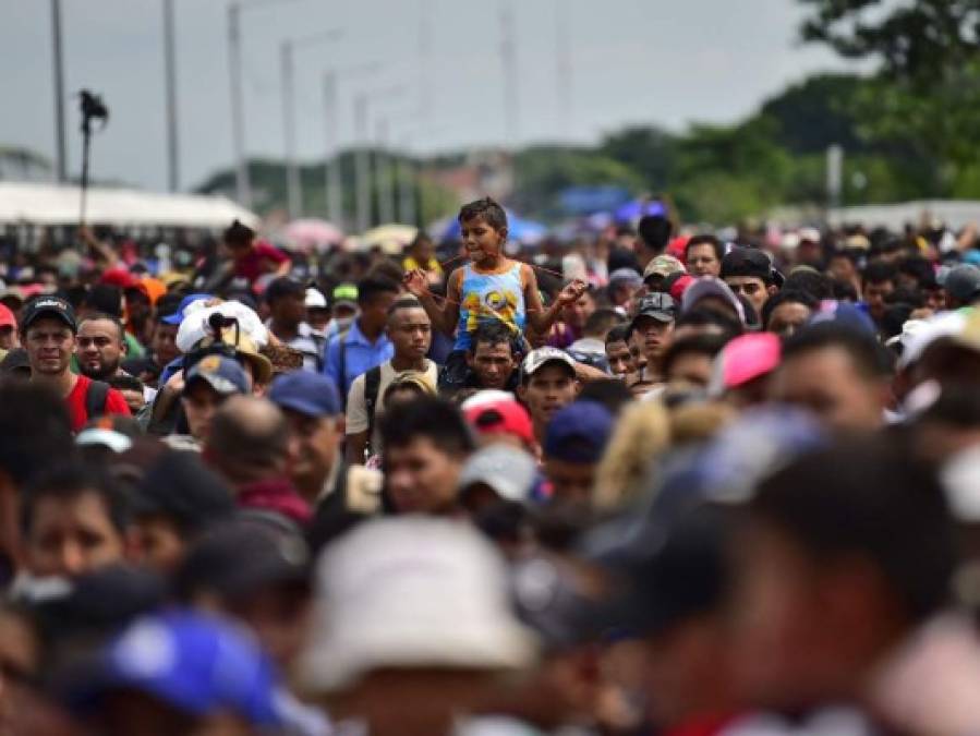 FOTOS: El rostro de dolor de los niños hondureños cuando la caravana migrante rompió los portones en la frontera con México