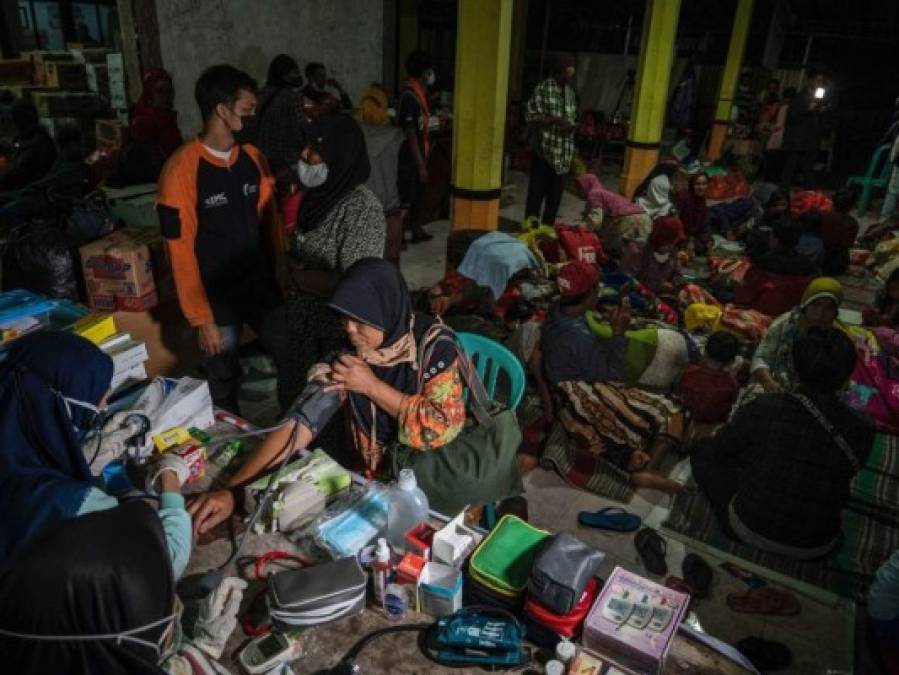 Barro, cenizas y desolación a la sombra del volcán Semeru en Indonesia (Fotos)