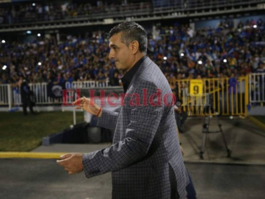 Diego Vazquez y su elegante atuendo en la final Motagua vs Saprissa