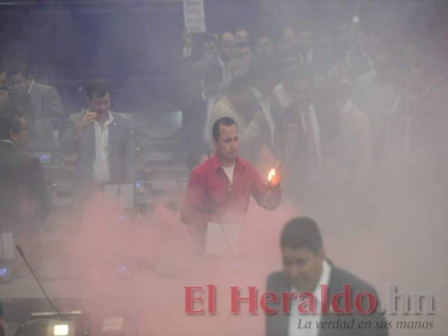 FOTOS: Empujones, cohetes y bengalas; así fue el nuevo acto de insurrección en el Congreso Nacional