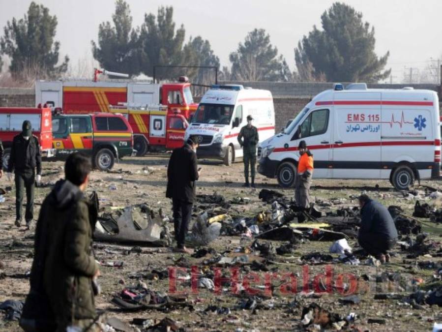 Cuerpos carbonizados y escombros, impactante escena del avión accidentado en Irán