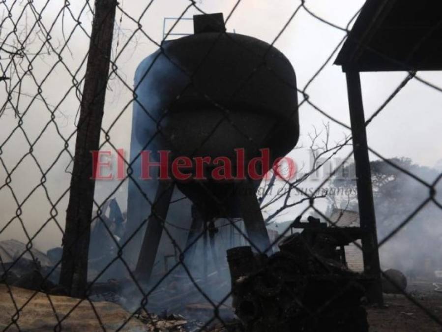 FOTOS: Destrucción en salida al sur tras accidente de rastra con combustible