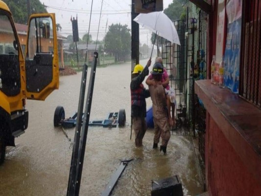 En imágenes: fuertes lluvias inundan las calles y casas de Puerto Cortés