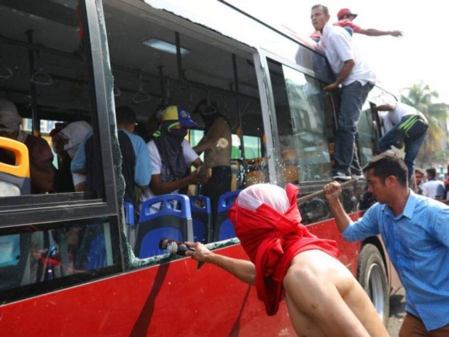 Militares venezolanos dispersan con gases lacrimógenos a manifestantes en puente fronterizo con Colombia