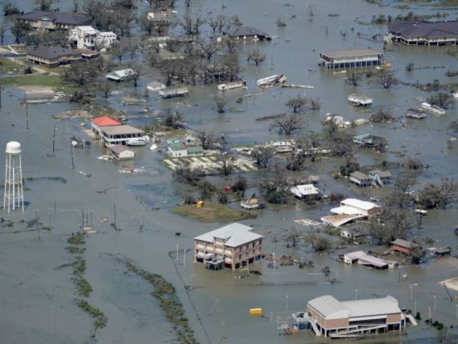 FOTOS: Destrucción, inundaciones y muertos tras el paso de Laura en EEUU