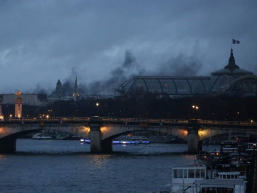 Francia revive su espíritu revolucionario con ola de protestas contra el gobierno