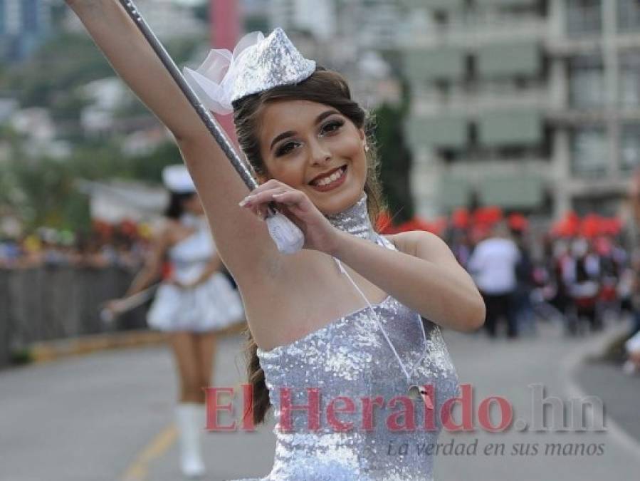 FOTOS: Los rostros más bellos de las jóvenes en los desfiles patrios