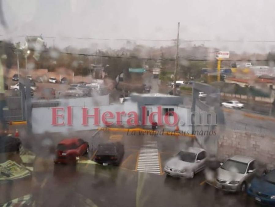 FOTOS: Postes caídos, mercados y calles inundadas, así permanecía la capital durante intensa lluvia