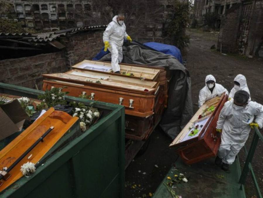 Féretros apilados y entierros en soledad, el día a día en los cementerios durante la pandemia