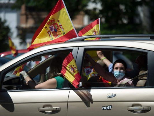 Miles de españoles protestan en carro contra el gobierno por gestión de la pandemia