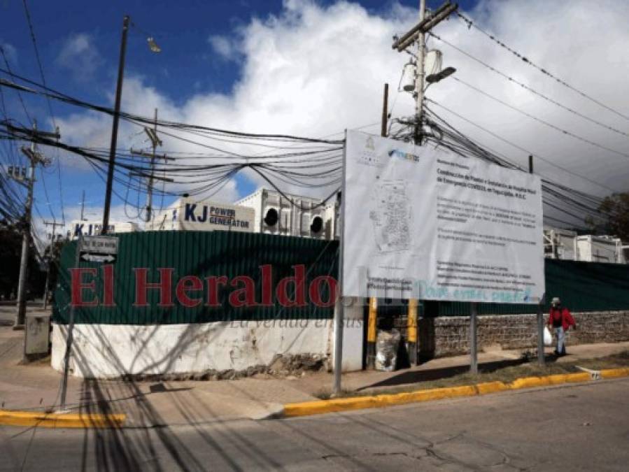 Triajes saturados de pacientes, mientras hospital móvil sigue sin iniciar operaciones (Fotos)