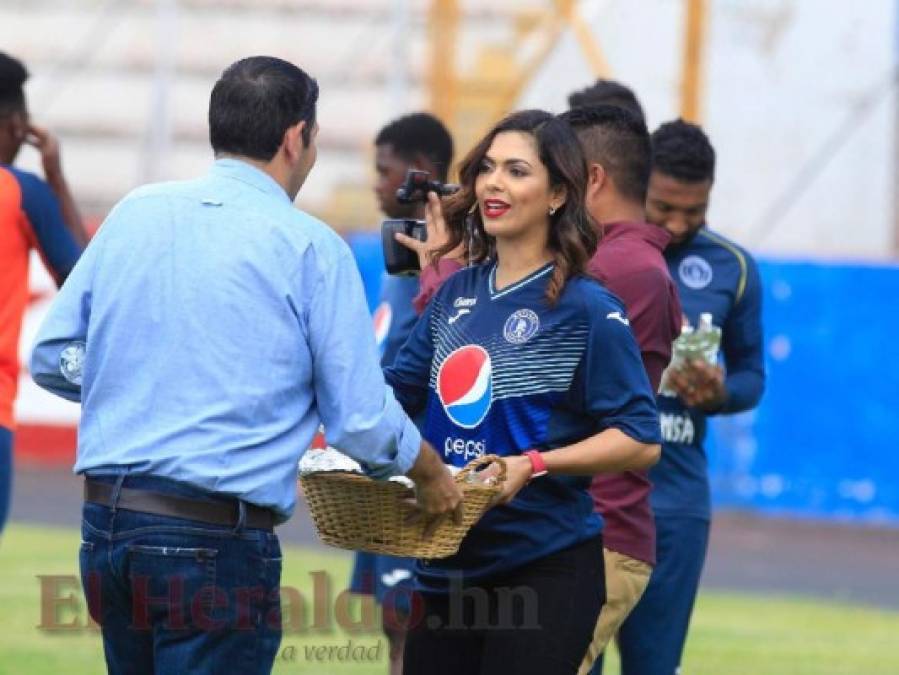 FOTOS: Presentadores de Las Mañanas del 5 pagan apuesta regalando 'burritas' a Motagua