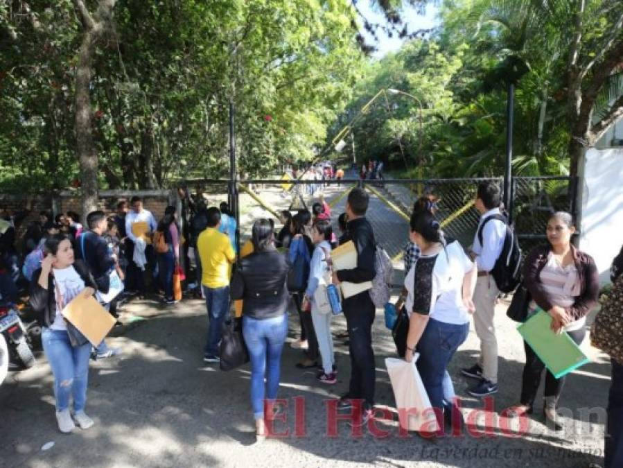 FOTOS: Largas filas de docentes que buscan obtener una plaza vacante