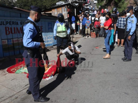 FOTOS: Luto y llanto en escena de masacre en la Villa Nueva