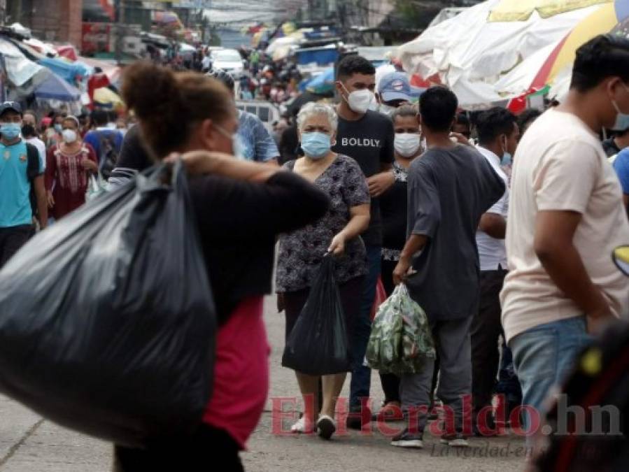 Con o sin mascarilla, capitalinos abarrotan mercados pese a que amenaza persiste (FOTOS)