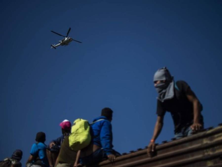 Fotos del momento en el que migrantes de la caravana saltaron valla fronteriza de Estados Unidos, pero fueron detenidos con gases lacrimógenos