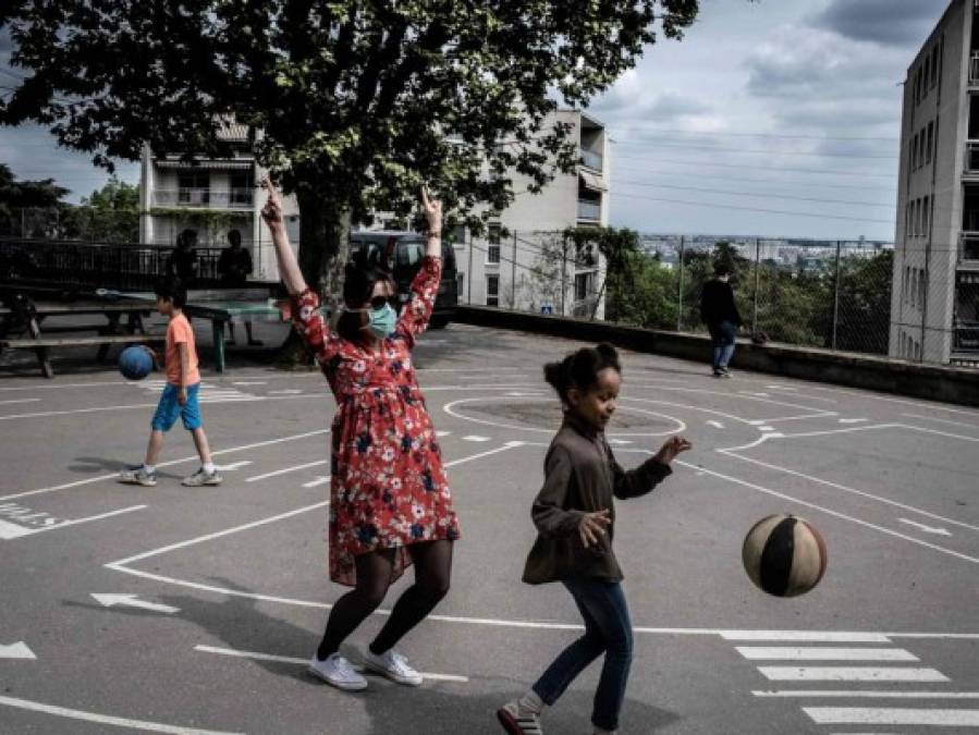 Niños jugando, adultos bailando, Europa comienza a suspender el encierro por pandemia