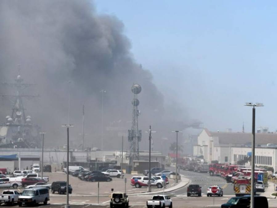 Impactantes imágenes deja explosión en buque militar en San Diego, EEUU