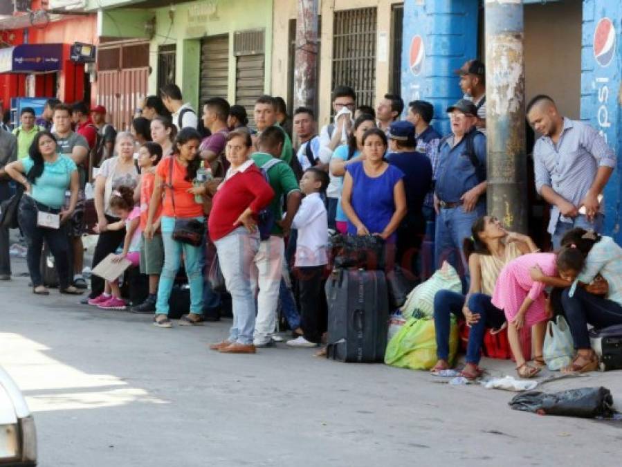 Abarrotadas terminales de autobuses en regreso de personas a la capital