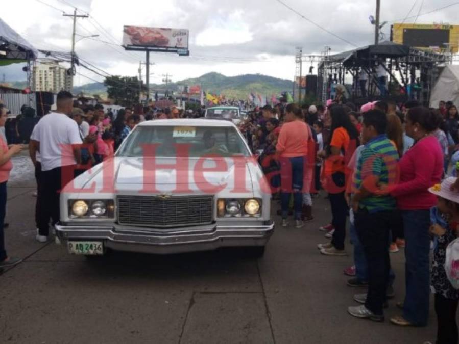 FOTOS: Los autos clásicos que adornan el carnaval de Tegucigalpa