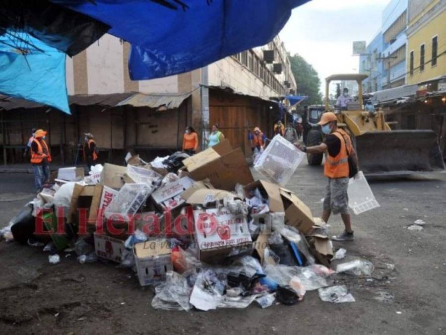 Recogen toneladas de basura producida en víspera del Año Nuevo en la capital (FOTOS)